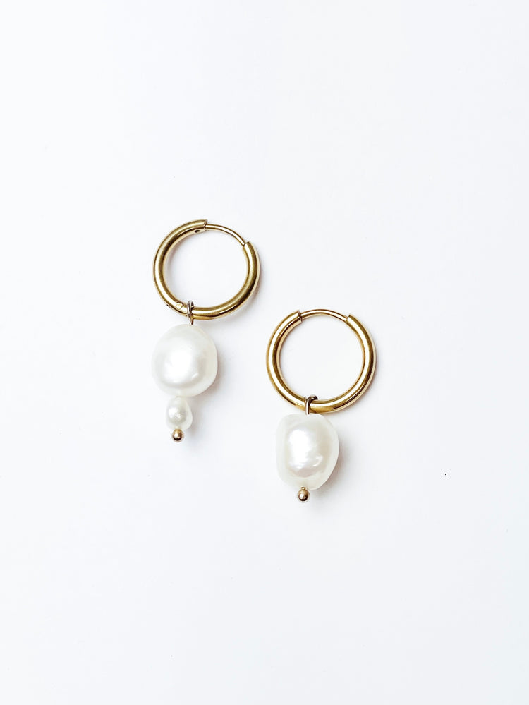 CREOLEN MIT SÜßWASSERPERLEN // EDELSTAHL GOLD